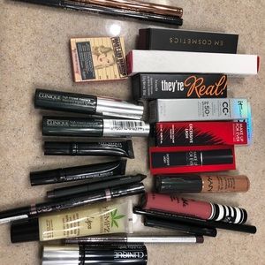 22 makeup samples. Many are full size!